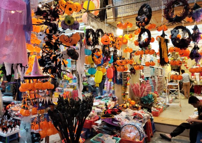 cửa-hàng-bán-phụ-kiện-trang-trí-Halloween (1)