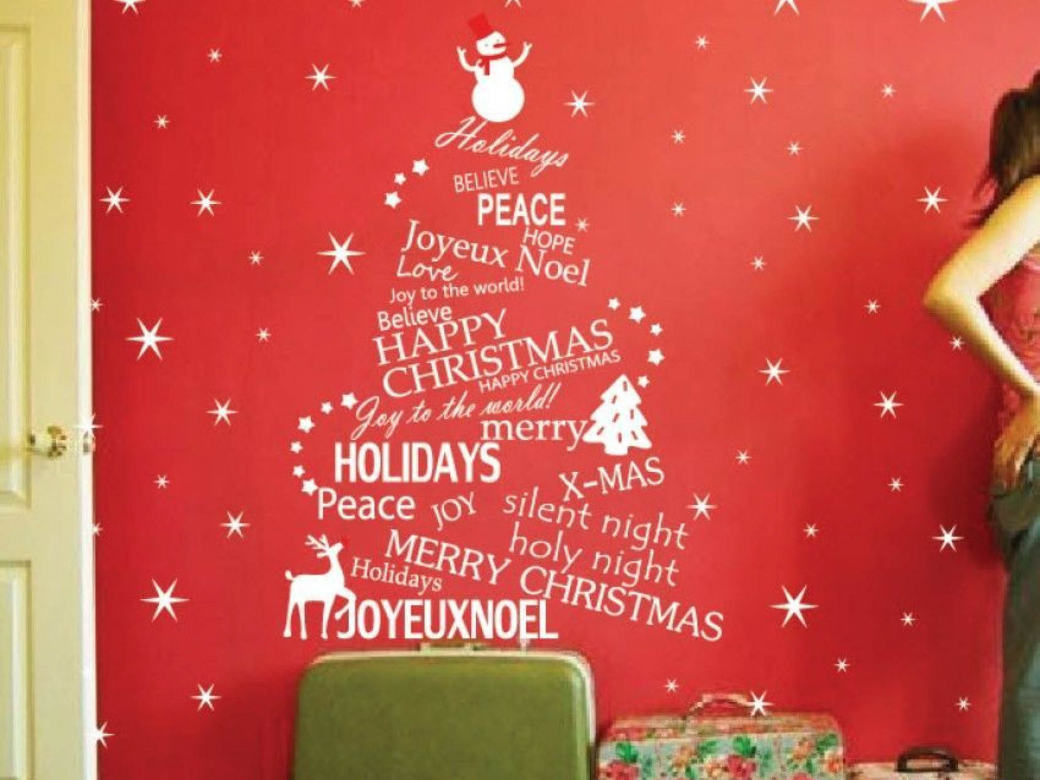 Hình decal Noel dán tại tường gần cửa ra vào