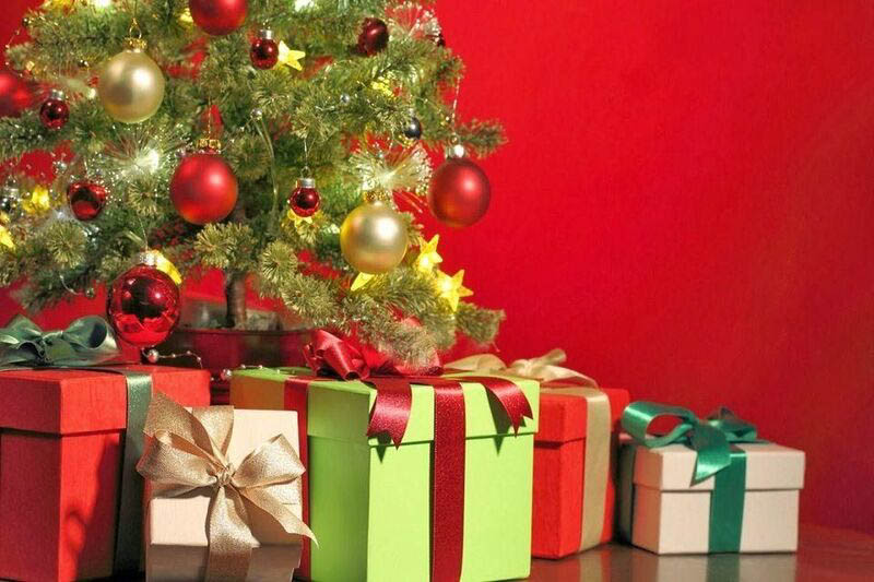 Đặt hộp quà ở gốc cây thông Noel