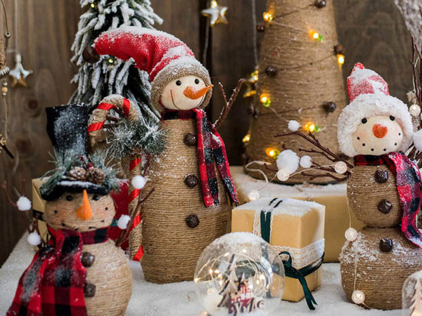 Mô hình người tuyết trang trí Noel cho cửa hàng