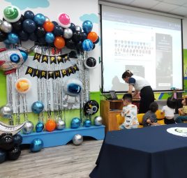 Trang trí sinh nhật cho bé tại lớp học chủ đề phi hành gia