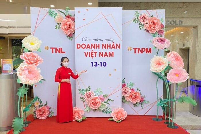 Cửa hàng cho thuê cụm hoa khổng lồ trang trí 8/3 tại TPHCM 01