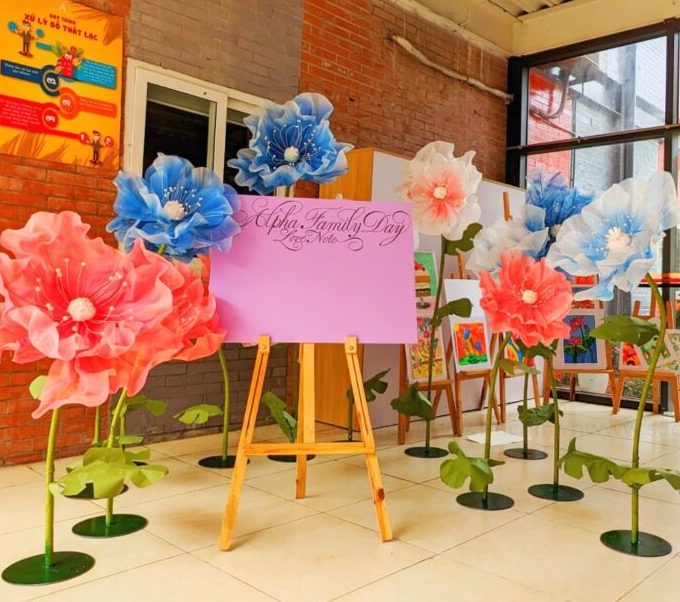 Cửa hàng cho thuê cụm hoa khổng lồ trang trí 8/3 tại TPHCM 02